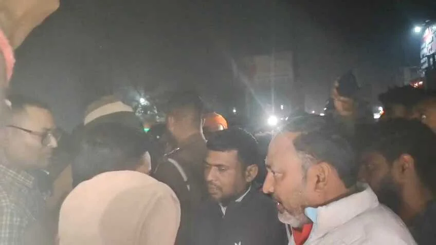 समस्तीपुर: पत्थर मारने से घायल युवक की मौत के बाद लोगों का गुस्सा फुटा, शव को सड़क पर रखकर की आगजनी 1