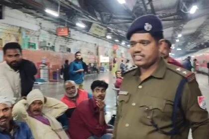 समस्तीपुर जंक्शन पर 'देवदूत' बने RPF दरोगा, मौत के मुंह से खींच निकाला यात्री, 'ऑपरेशन जीवन रक्षा' के तहत बचाई जान 27