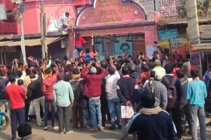 बेगूसराय में मैट्रिक परीक्षा में दीवार फांद सेंटर के अंदर पहुंची छात्राएं, परिजनों ने कराई बाउंड्री पार; वीडियो वायरल 19