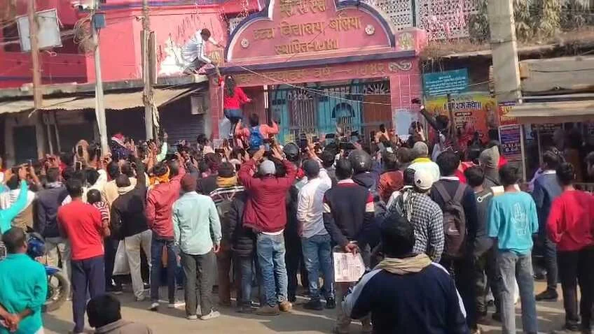 बेगूसराय में मैट्रिक परीक्षा में दीवार फांद सेंटर के अंदर पहुंची छात्राएं, परिजनों ने कराई बाउंड्री पार; वीडियो वायरल 13