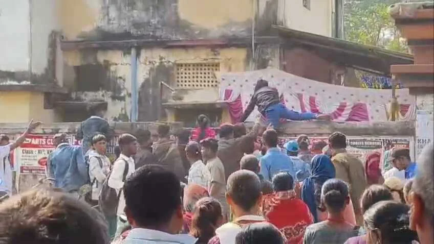 बेगूसराय में मैट्रिक परीक्षा में दीवार फांद सेंटर के अंदर पहुंची छात्राएं, परिजनों ने कराई बाउंड्री पार; वीडियो वायरल 3