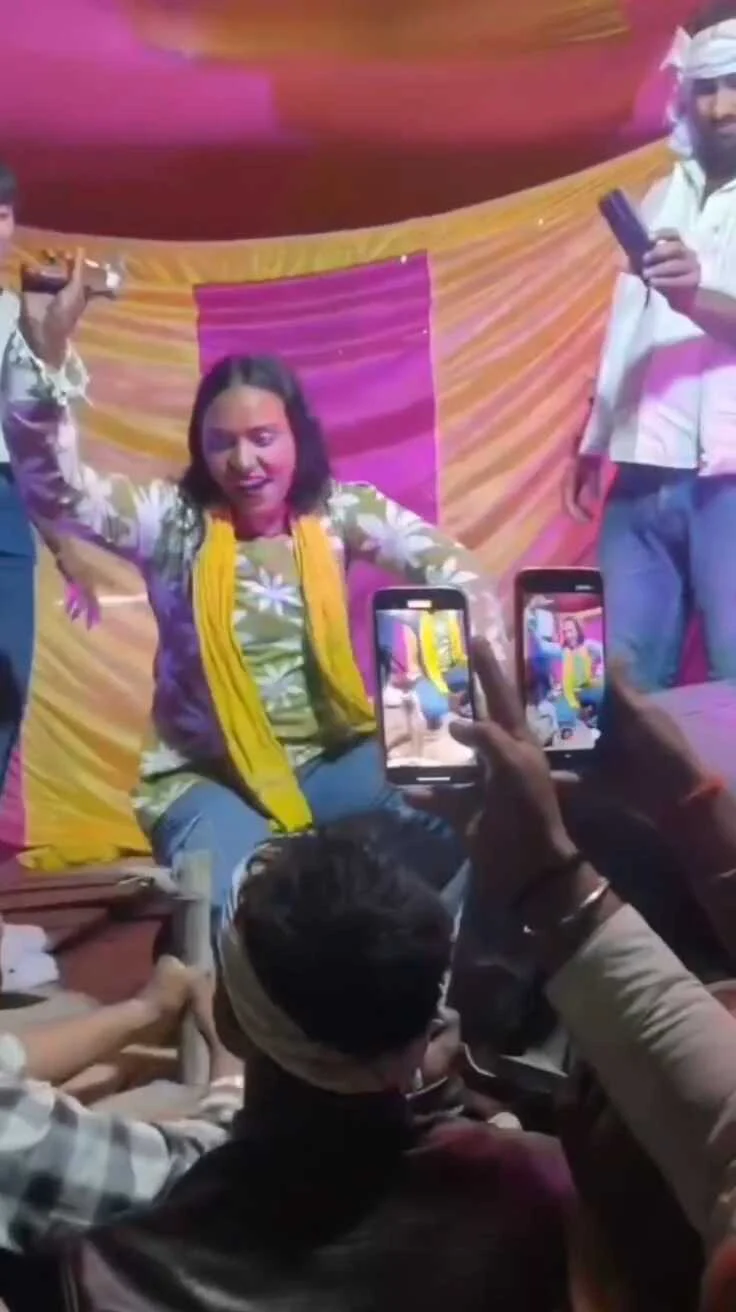 बेगूसराय में स्टेज पर पिस्टल लहराते डांसर का वीडियो वायरल, पुलिस जांच में जुटी 2