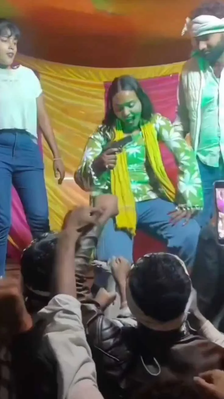 बेगूसराय में स्टेज पर पिस्टल लहराते डांसर का वीडियो वायरल, पुलिस जांच में जुटी 3