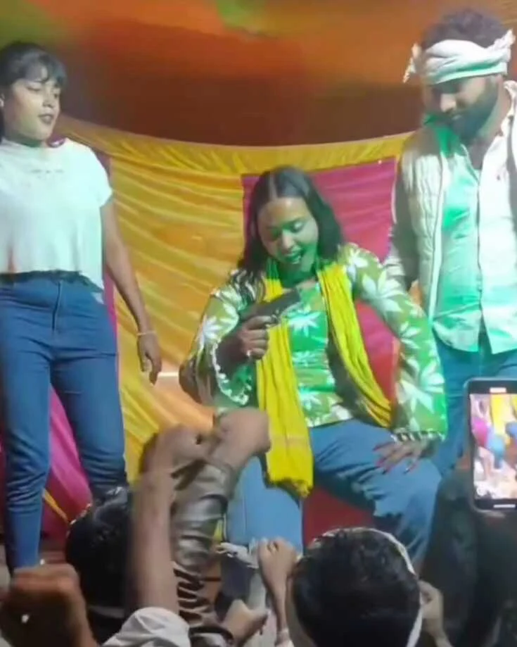 बेगूसराय में स्टेज पर पिस्टल लहराते डांसर का वीडियो वायरल, पुलिस जांच में जुटी 1