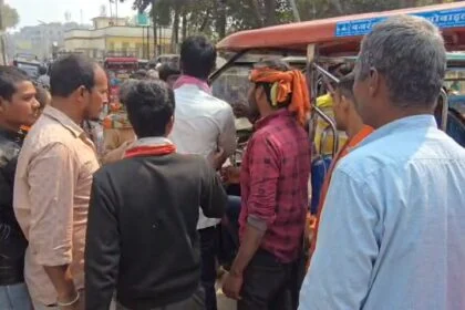 बेगूसराय में ई-रिक्शा चालकों की 'गुंडागर्दी', 15 रुपये के विवाद में पैसेंजर को बीच सड़क पर पीटा 20