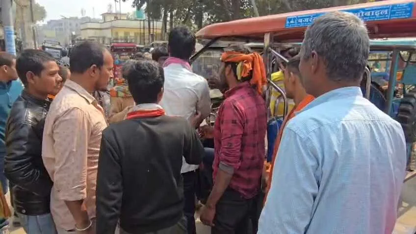 बेगूसराय में ई-रिक्शा चालकों की 'गुंडागर्दी', 15 रुपये के विवाद में पैसेंजर को बीच सड़क पर पीटा 1