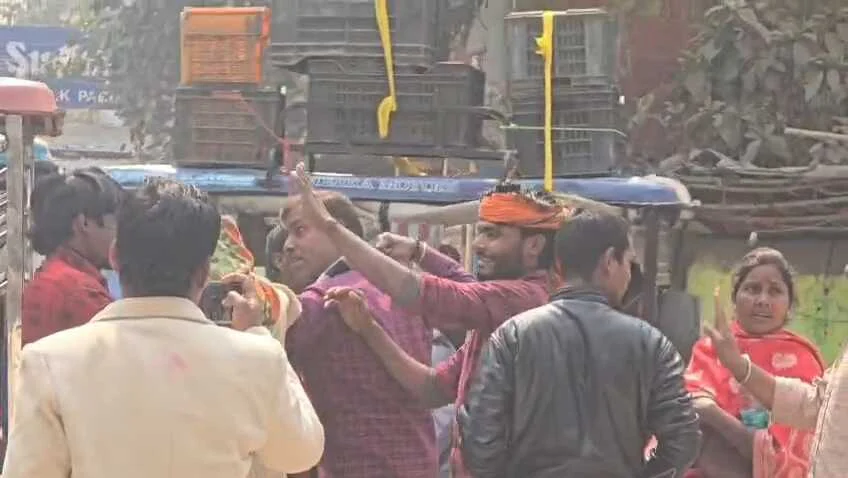 बेगूसराय में ई-रिक्शा चालकों की 'गुंडागर्दी', 15 रुपये के विवाद में पैसेंजर को बीच सड़क पर पीटा 2