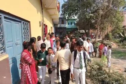 नालंदा: बच्चा चोरी के शक मे ग्रामीणों ने तीन लोगों को पकड़कर किया पुलिस के हवाले, महिला के शोर मचाने पर ग्रामीणों ने पीटा, पुलिस के पहल पर बची जान 55