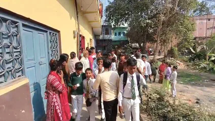 नालंदा: बच्चा चोरी के शक मे ग्रामीणों ने तीन लोगों को पकड़कर किया पुलिस के हवाले, महिला के शोर मचाने पर ग्रामीणों ने पीटा, पुलिस के पहल पर बची जान 5