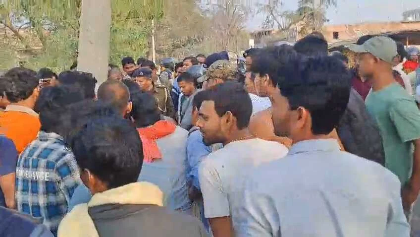 समस्तीपुर: वारिसनगर में भीषण सड़क हादसा, अनियंत्रित बाइक पेड़ से टकराई, एक युवक की मौके पर ही मौत, दो घायल 3