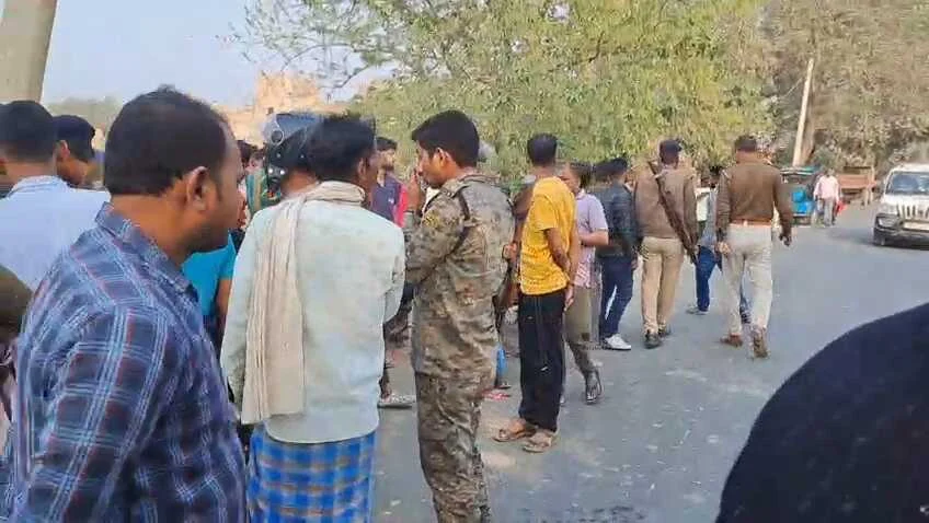 समस्तीपुर: वारिसनगर में भीषण सड़क हादसा, अनियंत्रित बाइक पेड़ से टकराई, एक युवक की मौके पर ही मौत, दो घायल 14