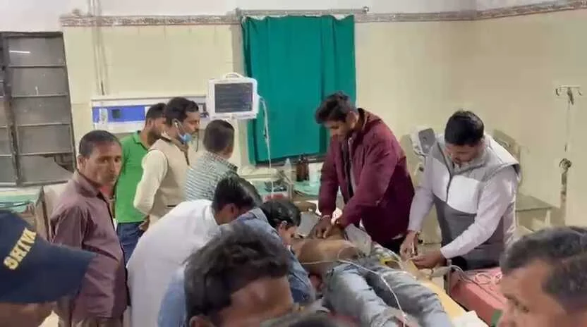 समस्तीपुर: वारिसनगर में भीषण सड़क हादसा, अनियंत्रित बाइक पेड़ से टकराई, एक युवक की मौके पर ही मौत, दो घायल 2