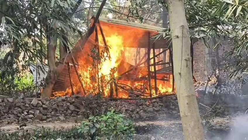 बेगूसराय के विष्णुपुर शर्मा टोली में आग का तांडव, भीषण अगलगी में एक घर जलकर राख, लाखों का नुकसान 12