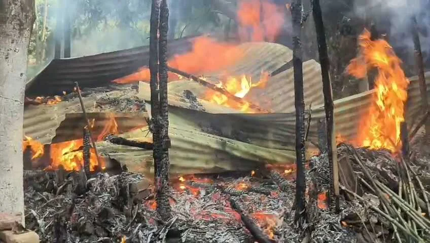 बेगूसराय के विष्णुपुर शर्मा टोली में आग का तांडव, भीषण अगलगी में एक घर जलकर राख, लाखों का नुकसान 2