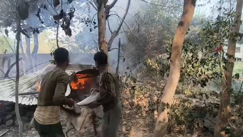 बेगूसराय के विष्णुपुर शर्मा टोली में आग का तांडव, भीषण अगलगी में एक घर जलकर राख, लाखों का नुकसान 3