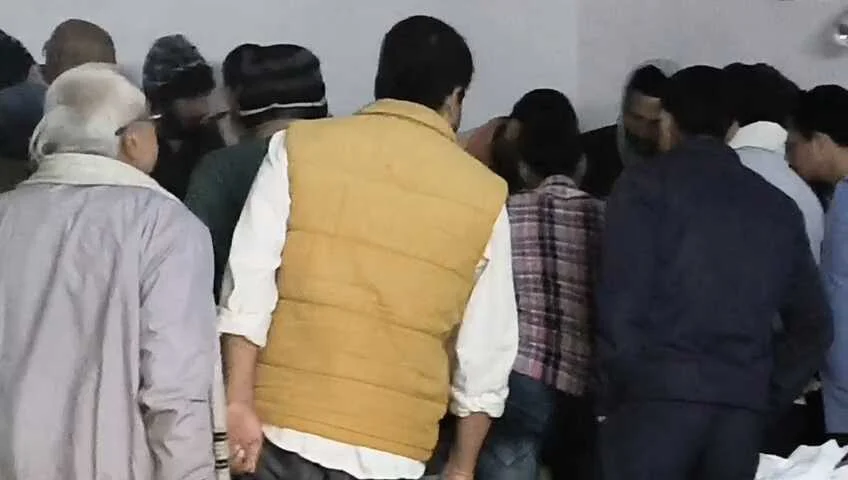 बेगूसराय में निजी बैंक कर्मी का फंदे से लटका मिला शव, परिजनों ने पत्नी पर लगाया हत्या का आरोप 3