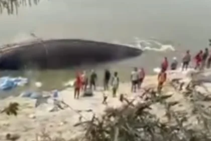 समस्तीपुर: देखते ही देखते गंगा में समा गई विशाल नाव, बाल-बाल बची दर्जनों लोगों की जान 23