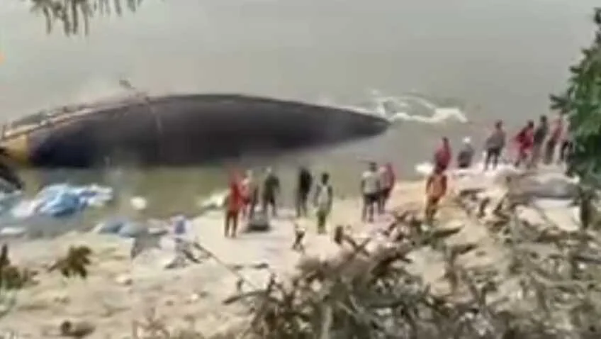 समस्तीपुर: देखते ही देखते गंगा में समा गई विशाल नाव, बाल-बाल बची दर्जनों लोगों की जान 6