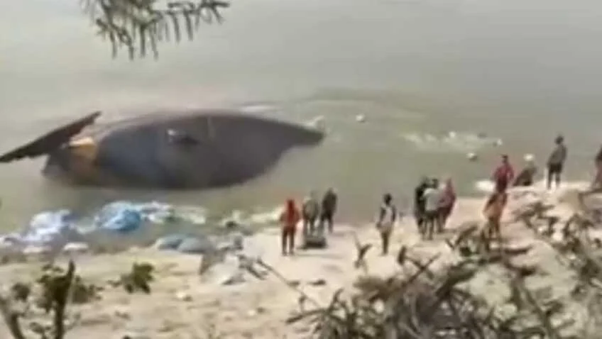 समस्तीपुर: देखते ही देखते गंगा में समा गई विशाल नाव, बाल-बाल बची दर्जनों लोगों की जान 2