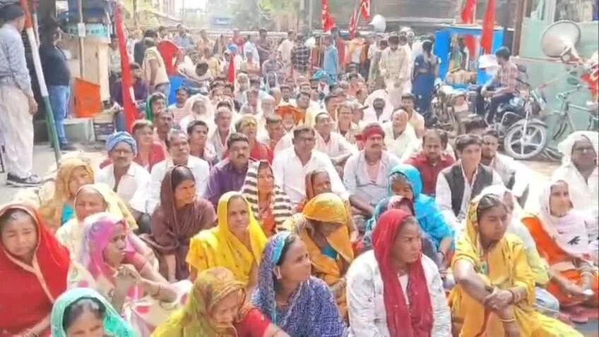 बेगूसराय में फुटकर दुकानदारों का हल्ला बोल: नगर निगम के खिलाफ हड़ताली चौक पर धरना, दी आत्मदाह की चेतावनी 11