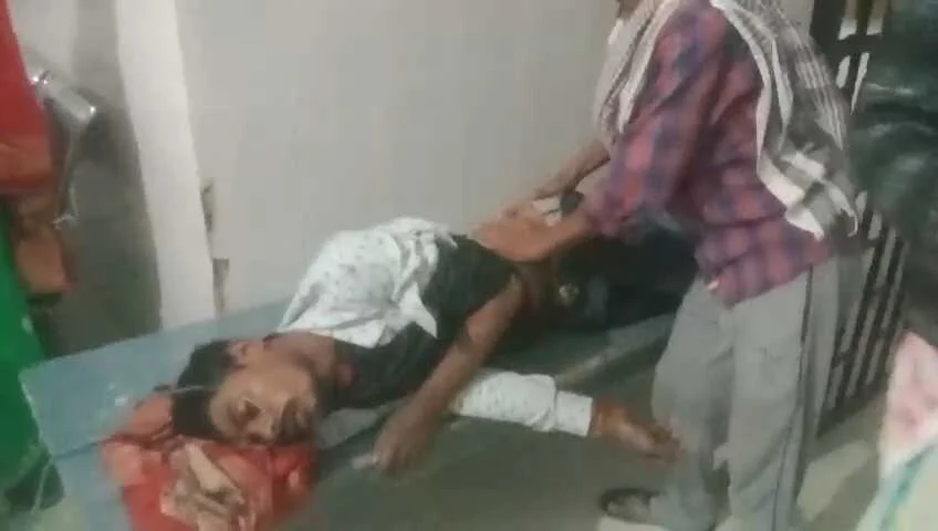 समस्तीपुर में अनियंत्रित बस ने साइकिल सवार को मारी जोरदार टक्कर, हालत गंभीर, स्थानीय लोगों में भारी आक्रोश 3