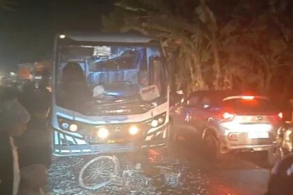 समस्तीपुर में अनियंत्रित बस ने साइकिल सवार को मारी जोरदार टक्कर, हालत गंभीर, स्थानीय लोगों में भारी आक्रोश 17