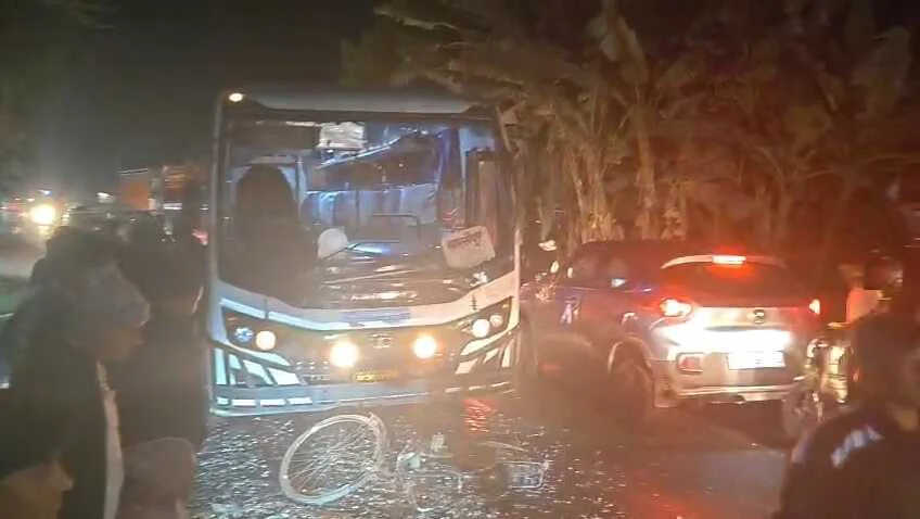 समस्तीपुर में अनियंत्रित बस ने साइकिल सवार को मारी जोरदार टक्कर, हालत गंभीर, स्थानीय लोगों में भारी आक्रोश 7