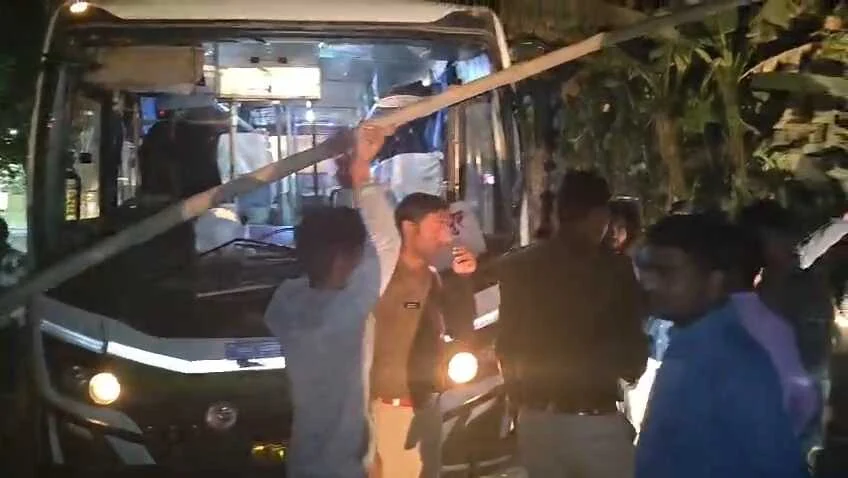 समस्तीपुर में अनियंत्रित बस ने साइकिल सवार को मारी जोरदार टक्कर, हालत गंभीर, स्थानीय लोगों में भारी आक्रोश 2