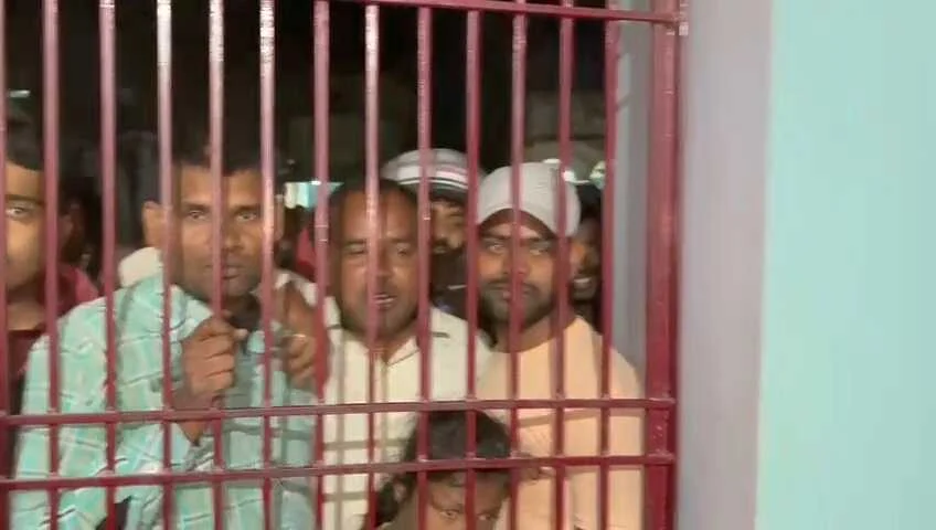 समस्तीपुर में मॉब लिंचिंग की कोशिश: बच्चा चोरी के शक में महिला को खंभे से बांधकर पीटा, 112 की टीम ने भीड़ से छुड़ाया 3