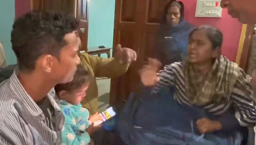 समस्तीपुर में मॉब लिंचिंग की कोशिश: बच्चा चोरी के शक में महिला को खंभे से बांधकर पीटा, 112 की टीम ने भीड़ से छुड़ाया 2