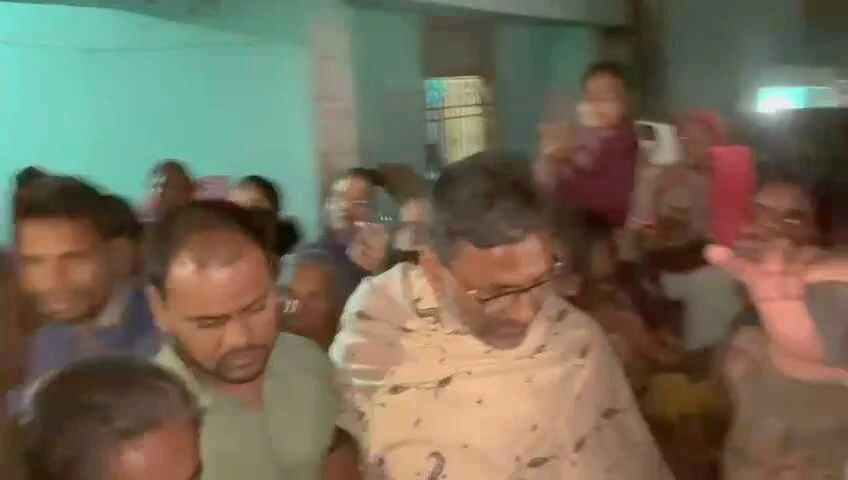 समस्तीपुर में मॉब लिंचिंग की कोशिश: बच्चा चोरी के शक में महिला को खंभे से बांधकर पीटा, 112 की टीम ने भीड़ से छुड़ाया 4