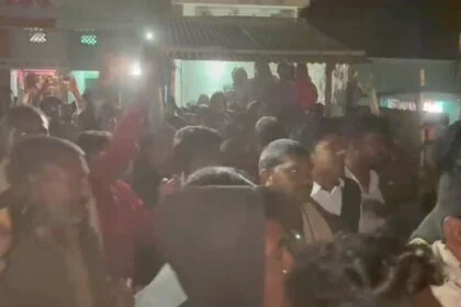 समस्तीपुर में मॉब लिंचिंग की कोशिश: बच्चा चोरी के शक में महिला को खंभे से बांधकर पीटा, 112 की टीम ने भीड़ से छुड़ाया 53