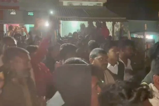 समस्तीपुर में मॉब लिंचिंग की कोशिश: बच्चा चोरी के शक में महिला को खंभे से बांधकर पीटा, 112 की टीम ने भीड़ से छुड़ाया 1