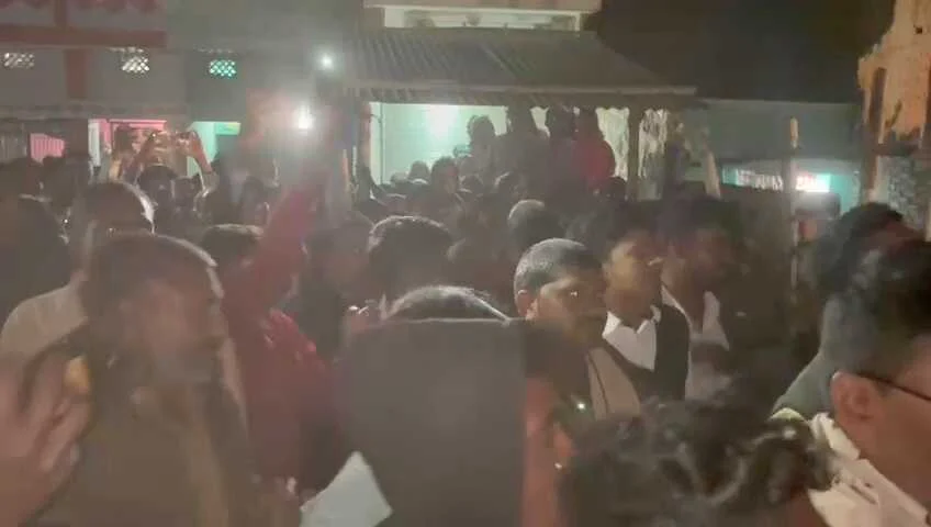 समस्तीपुर में मॉब लिंचिंग की कोशिश: बच्चा चोरी के शक में महिला को खंभे से बांधकर पीटा, 112 की टीम ने भीड़ से छुड़ाया 1