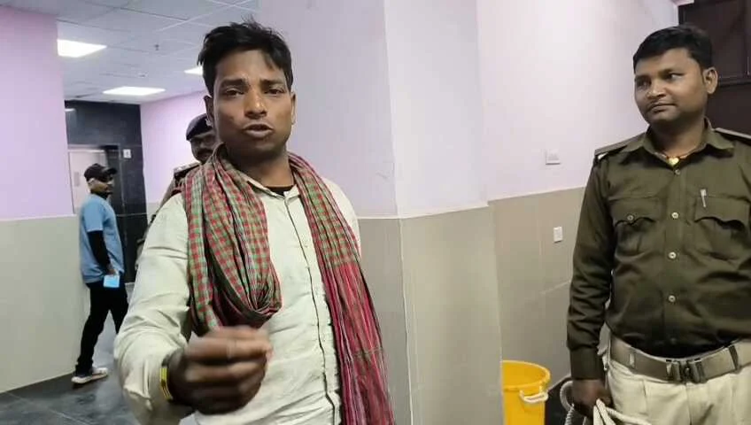 बेगूसराय में शराबबंदी पर सवाल: नशे में धुत युवक का सदर अस्पताल में हाई वोल्टेज ड्रामा, बोला- ‘जब हर जगह मिल रही, तो पिएंगे ही’ 8