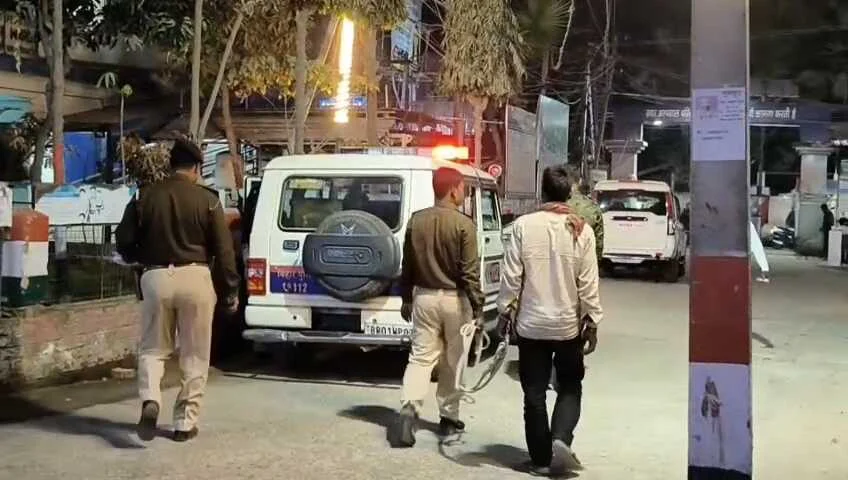 बेगूसराय में शराबबंदी पर सवाल: नशे में धुत युवक का सदर अस्पताल में हाई वोल्टेज ड्रामा, बोला- ‘जब हर जगह मिल रही, तो पिएंगे ही’ 2