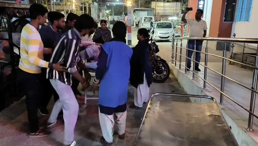 बेगूसराय में भीषण सड़क हादसा: नाश्ता करने जा रहे ठेकेदार की बाइक दुर्घटना में मौत, साथी गंभीर रूप से घायल 2