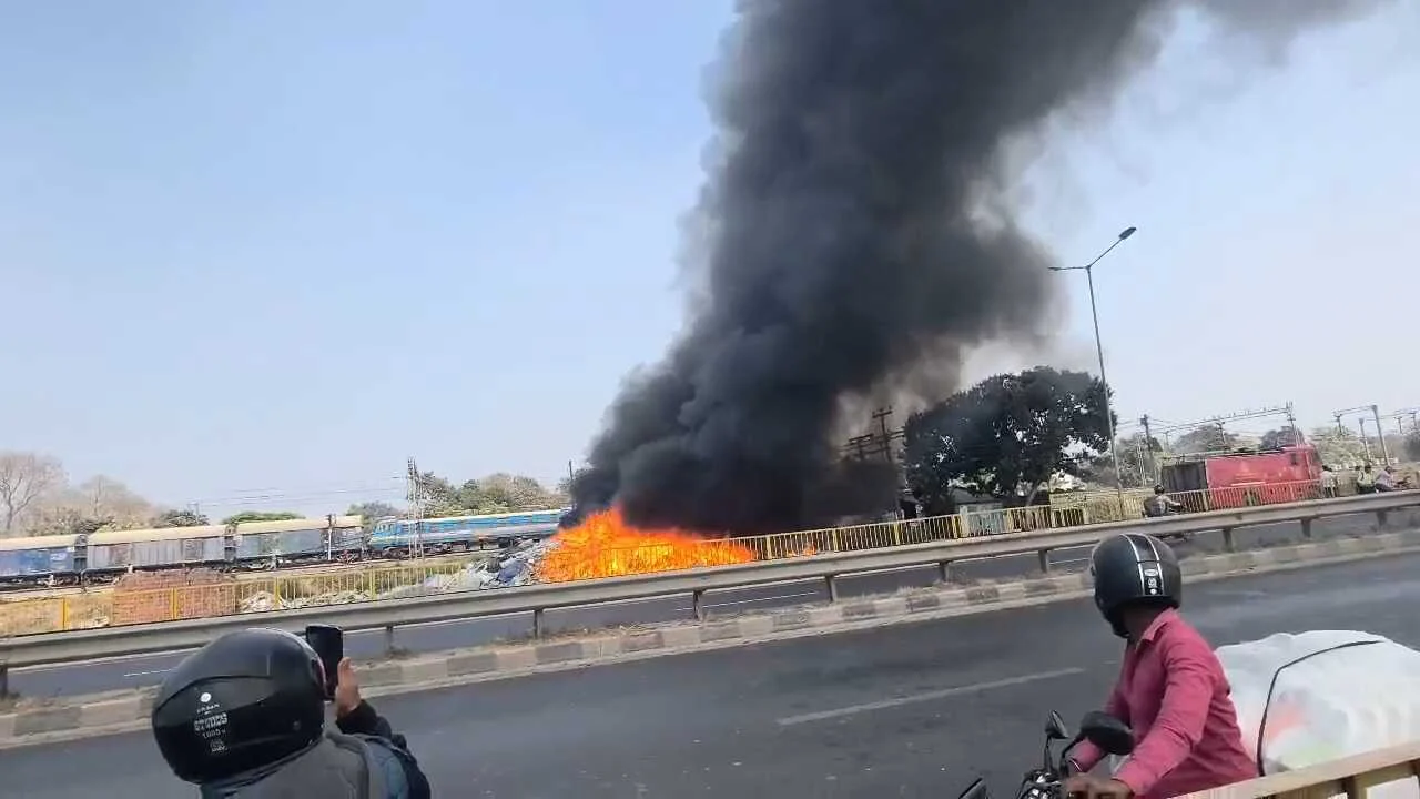 बेगूसराय में पानी प्लांट के पास प्लास्टिक बोतलों के ढेर में लगी भीषण आग, इलाके में मची अफरा-तफरी 2