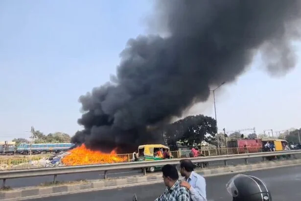 बेगूसराय में पानी प्लांट के पास प्लास्टिक बोतलों के ढेर में लगी भीषण आग, इलाके में मची अफरा-तफरी 1