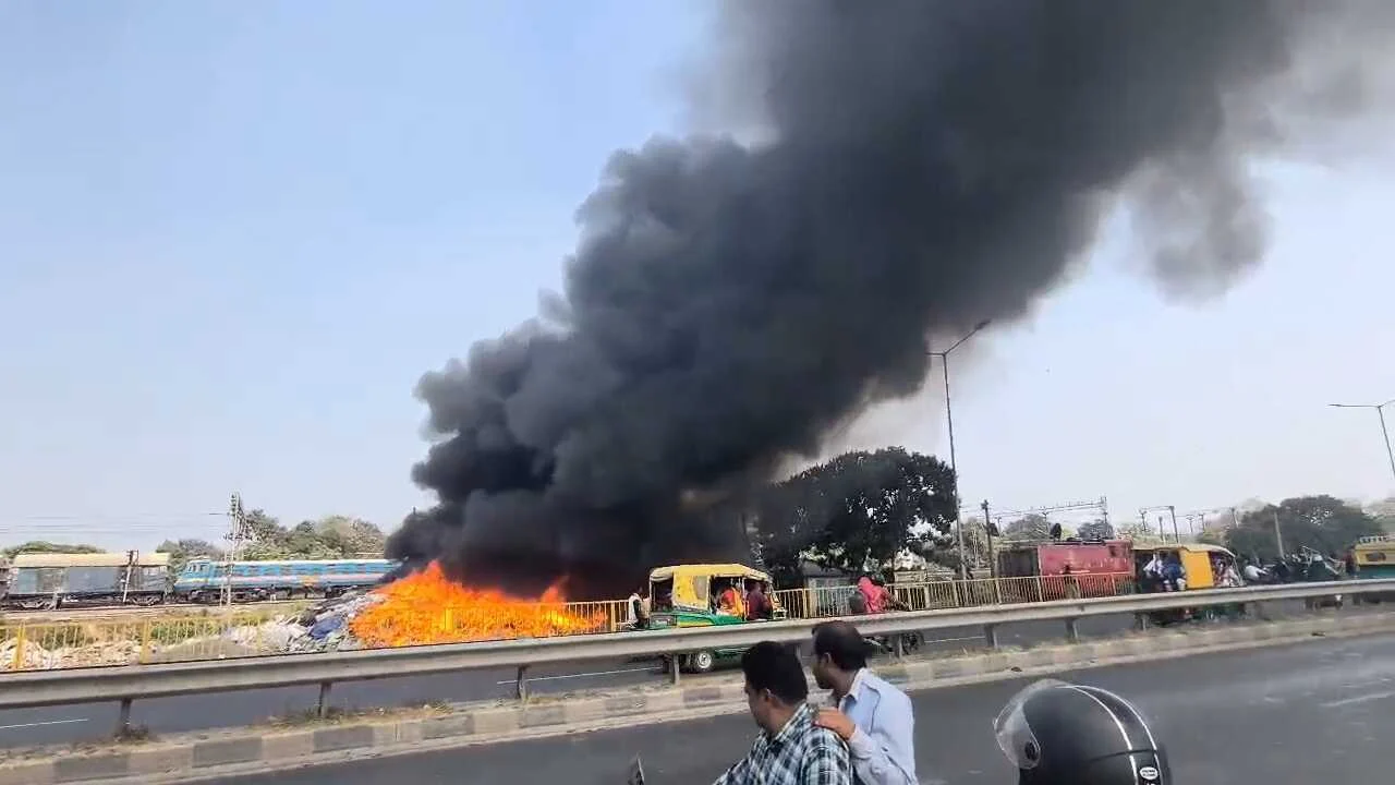 बेगूसराय में पानी प्लांट के पास प्लास्टिक बोतलों के ढेर में लगी भीषण आग, इलाके में मची अफरा-तफरी 5