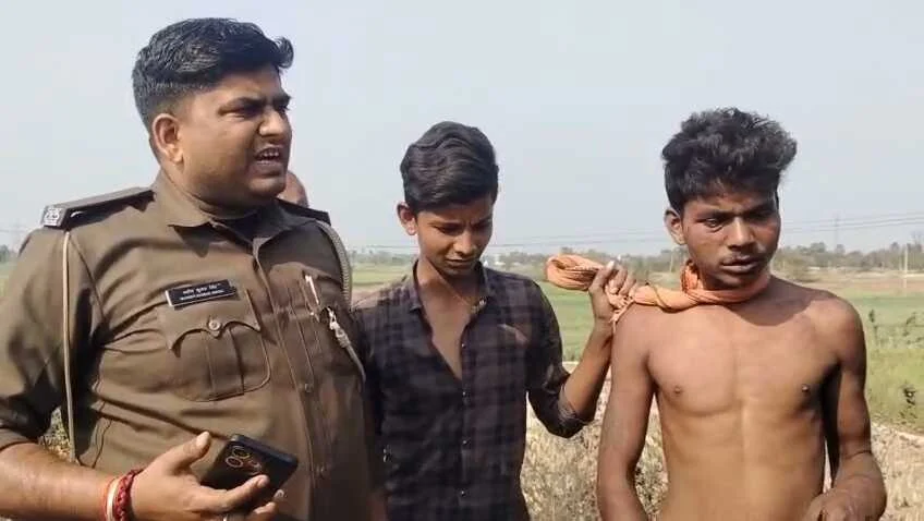 नालंदा: रहुई थाना क्षेत्र इलाके में चोरी करते रंगेहाथ पकड़ा गया चोर , डायल 112 ने भीड़ से छुड़ाया, ई-रिक्शा पर चढ़कर गहने चुराए, शोर मचते ही आरोपी धराया, हुई चोर की पिटाई 2