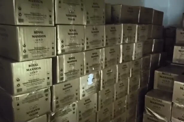 समस्तीपुर: मद्य निषेध विभाग की बड़ी कार्रवाई, होली से पहले ट्रक में लदी 4900 लीटर विदेशी शराब बरामद 3