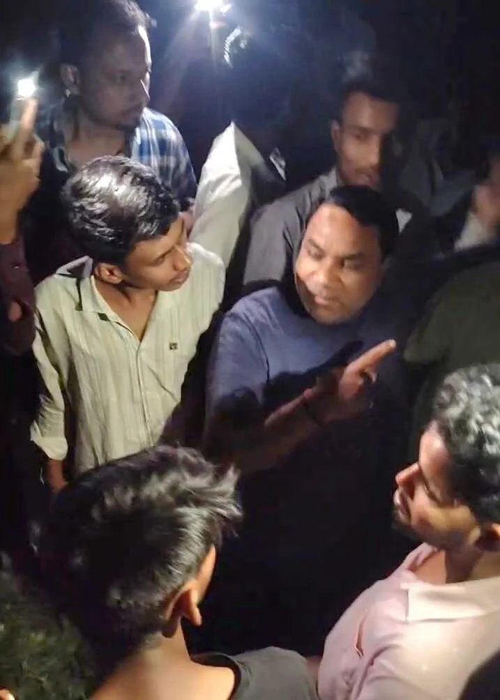 समस्तीपुर: चोरी के शक में किशोर को खंभे से बांधा, भीड़ ने की पूछताछ, डायल-112 ने पहुंचकर छुड़ाया 2