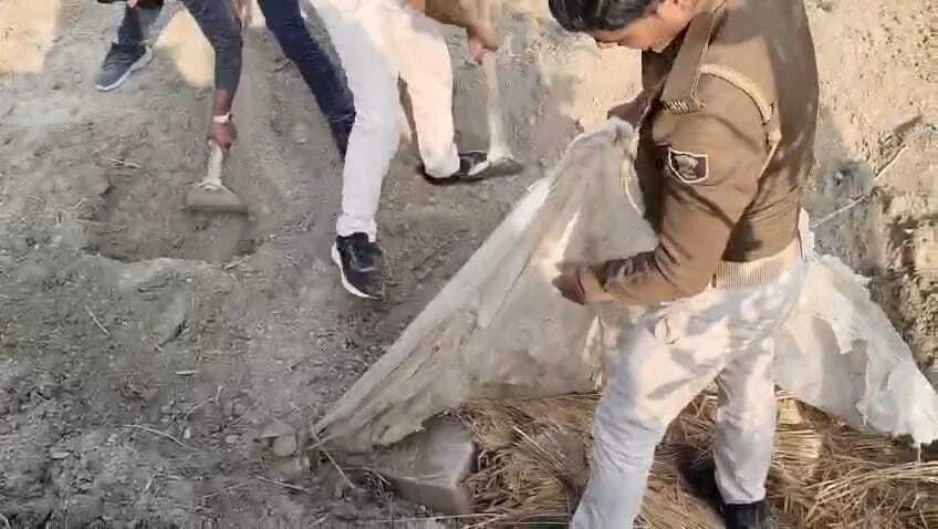 समस्तीपुर: जमीन के अंदर से निकली 12 लाख की विदेशी शराब, उत्पाद पुलिस की बड़ी कार्रवाई 2