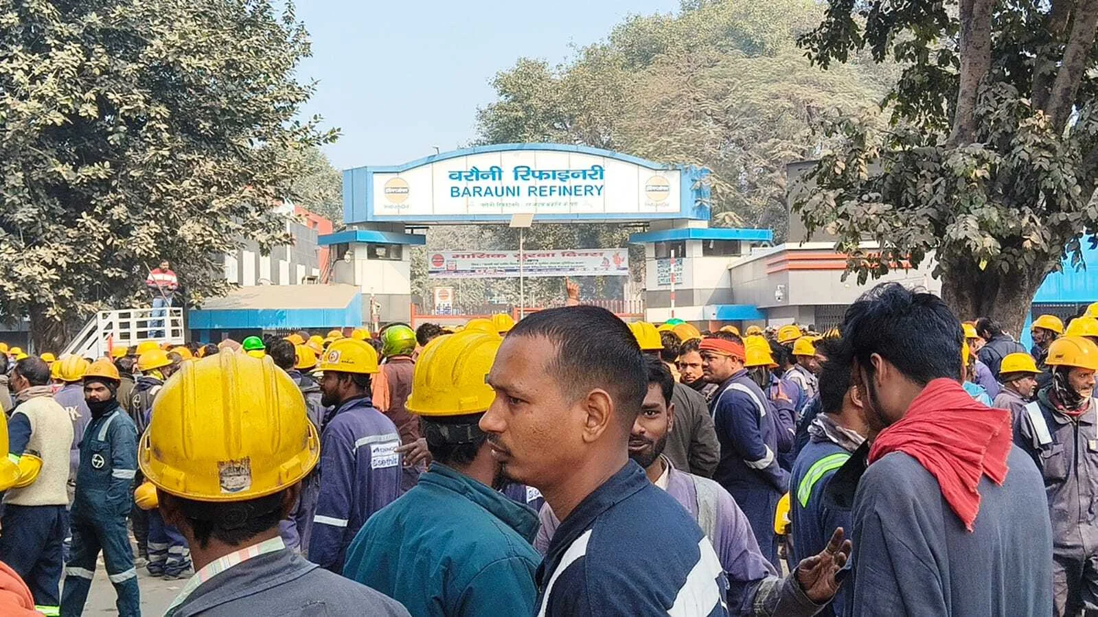 मजदूर के साथ मारपीट को लेकर बरौनी रिफाइनरी गेट पर कम्पनी प्रबंधक के खिलाफ सैकड़ो मजदूरों ने जमकर किया हंगामा 2