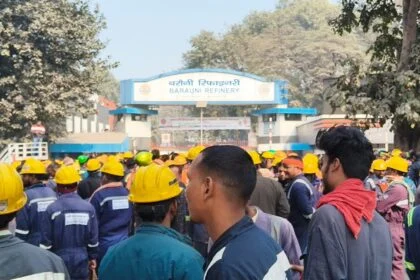 मजदूर के साथ मारपीट को लेकर बरौनी रिफाइनरी गेट पर कम्पनी प्रबंधक के खिलाफ सैकड़ो मजदूरों ने जमकर किया हंगामा 28