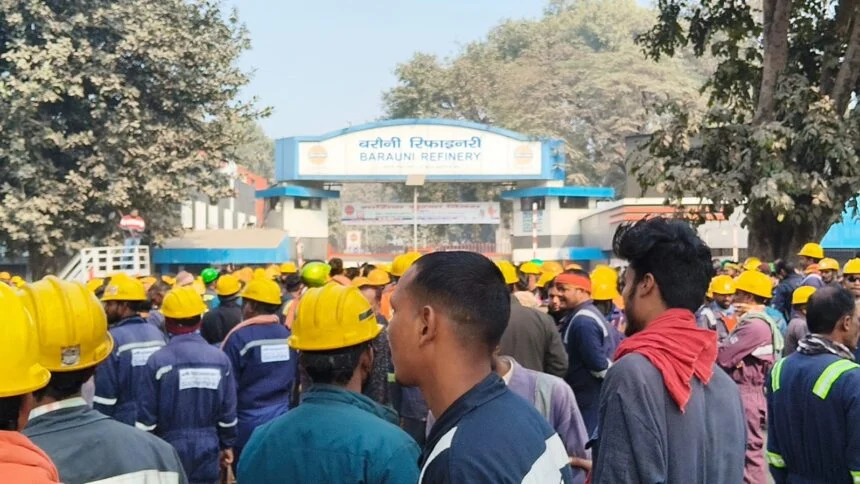 मजदूर के साथ मारपीट को लेकर बरौनी रिफाइनरी गेट पर कम्पनी प्रबंधक के खिलाफ सैकड़ो मजदूरों ने जमकर किया हंगामा 1