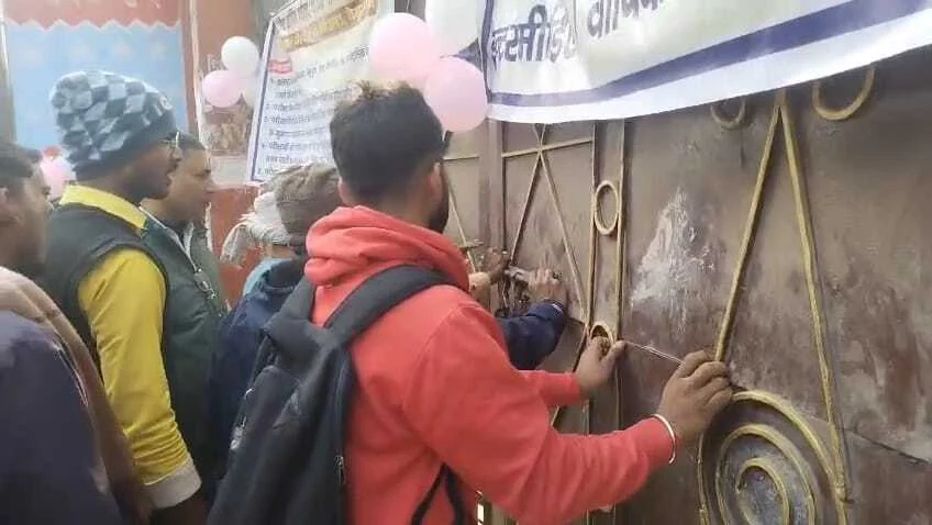 बेगूसराय में इंटर परीक्षा केंद्र पर देर से पहुंची छात्रा को ताला तोड़कर लोगों ने कराया प्रवेश, केन्द्राधीक्षक ने किया बाहर, फूट-फूटकर रोई परीक्षार्थी 4