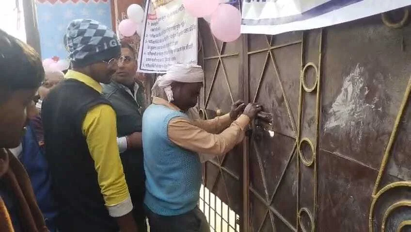 बेगूसराय में इंटर परीक्षा केंद्र पर देर से पहुंची छात्रा को ताला तोड़कर लोगों ने कराया प्रवेश, केन्द्राधीक्षक ने किया बाहर, फूट-फूटकर रोई परीक्षार्थी 15