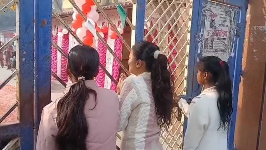 बेगूसराय में इंटर परीक्षा केंद्र पर देर से पहुंची छात्रा को ताला तोड़कर लोगों ने कराया प्रवेश, केन्द्राधीक्षक ने किया बाहर, फूट-फूटकर रोई परीक्षार्थी 3